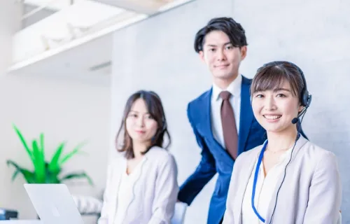 ヘッドセットを付けた男女の画像