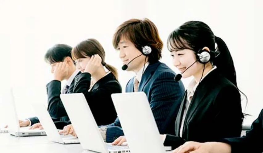 コールセンターで対応する男女