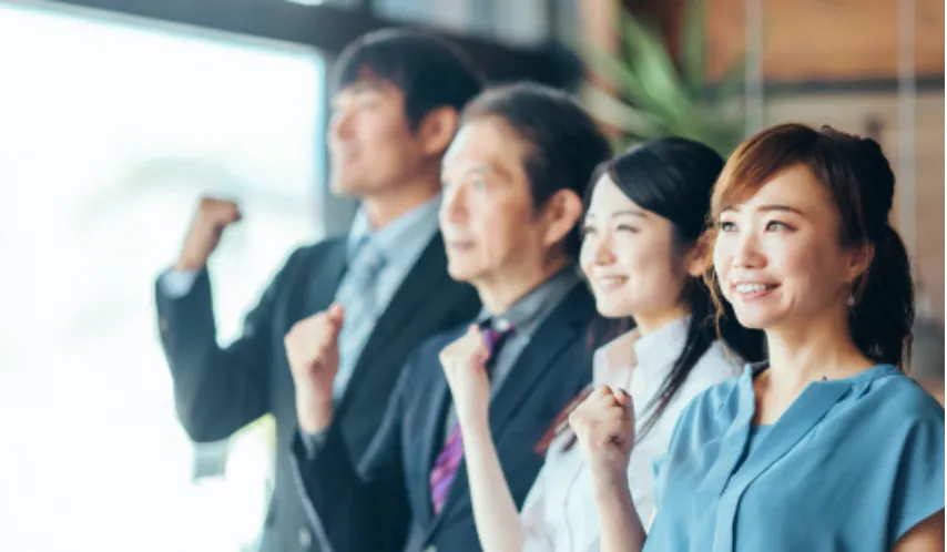 オフィスでやる気に満ち溢れた男女