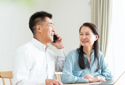 電話にて通信販売で商品購入する夫婦